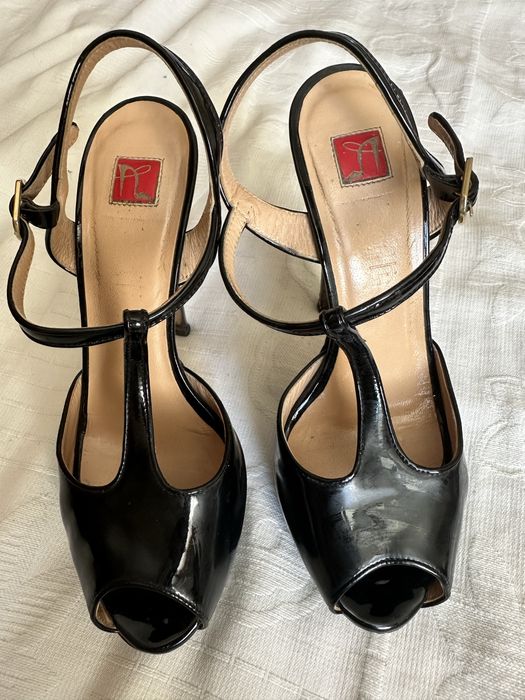 Продам лакові босоніжкі на високих підборах.