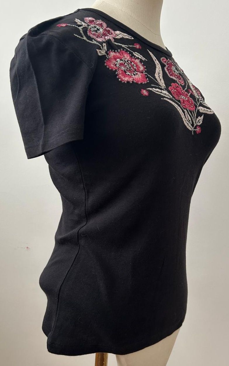 T-shirt preta com bordados Zara