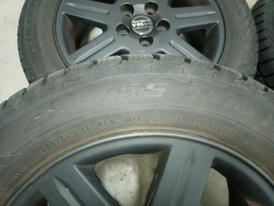 Oryginalne Felgi 16"  Volvo aluminiowe  z oponami 205/55R16 zimowymi.