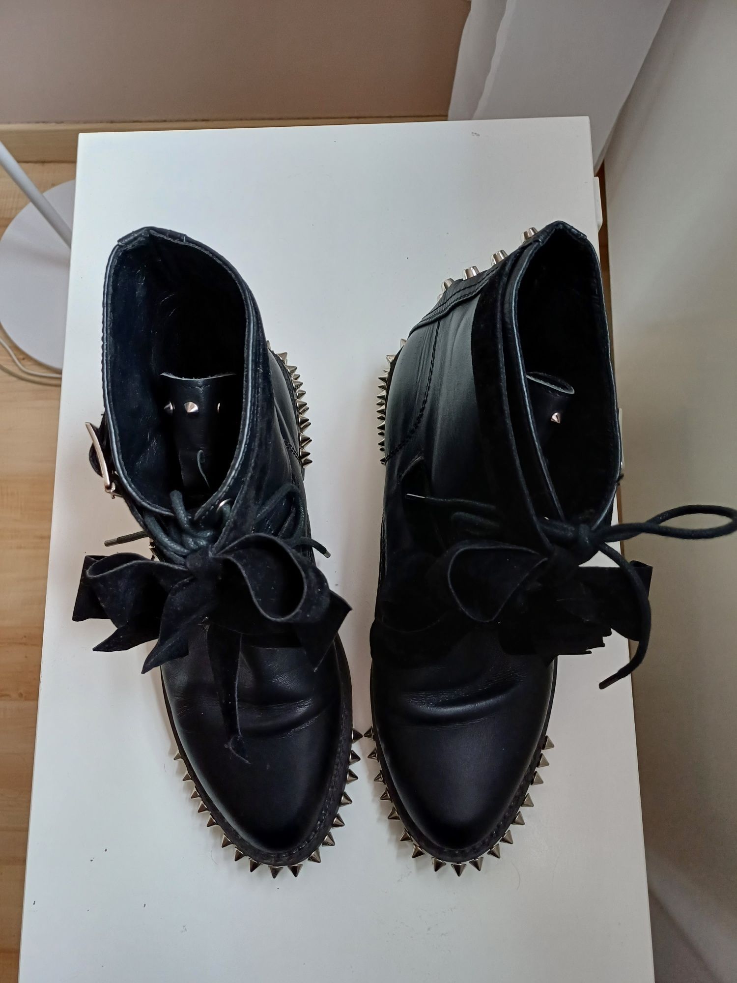 Buty damskie z ćwiekami i kokardą. Nowe bez metki.