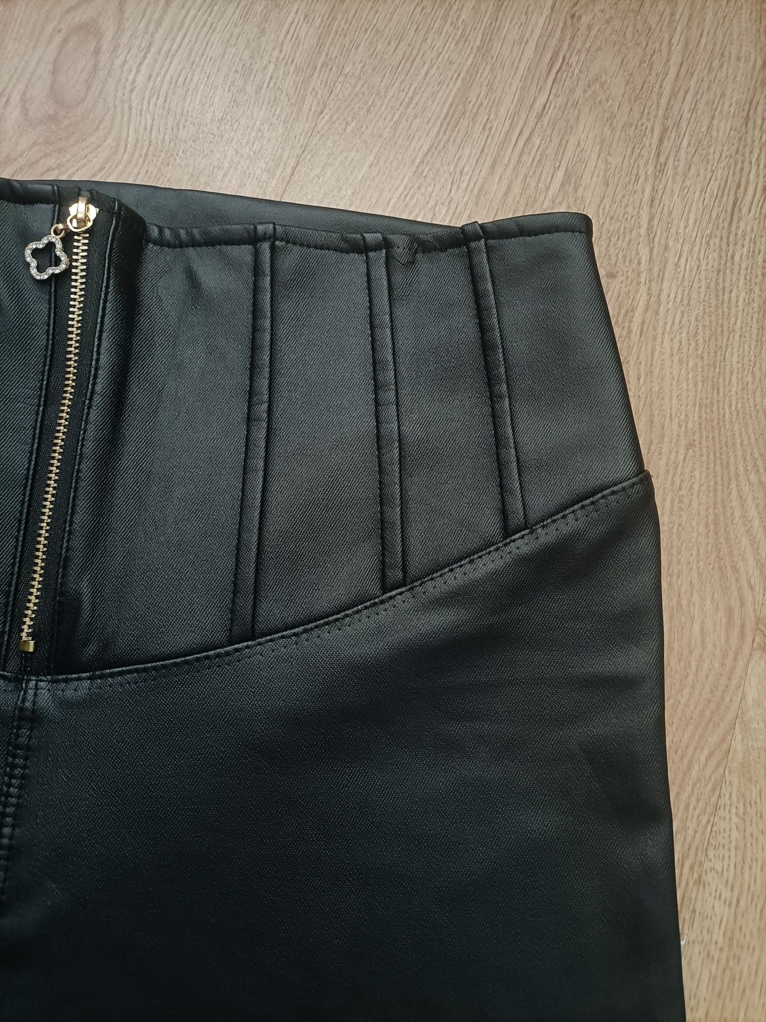 Woskowane spodnie z wysokim stanem nowe Butik