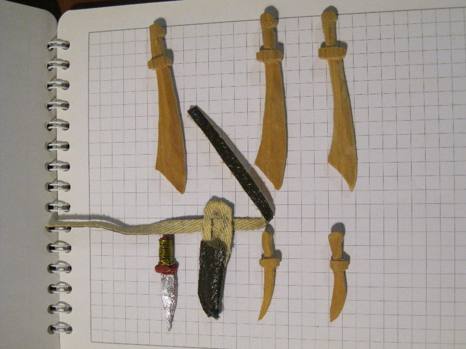 Маленькое игрушечное деревянное оружие ножи ятаганы пистолеты автоматы