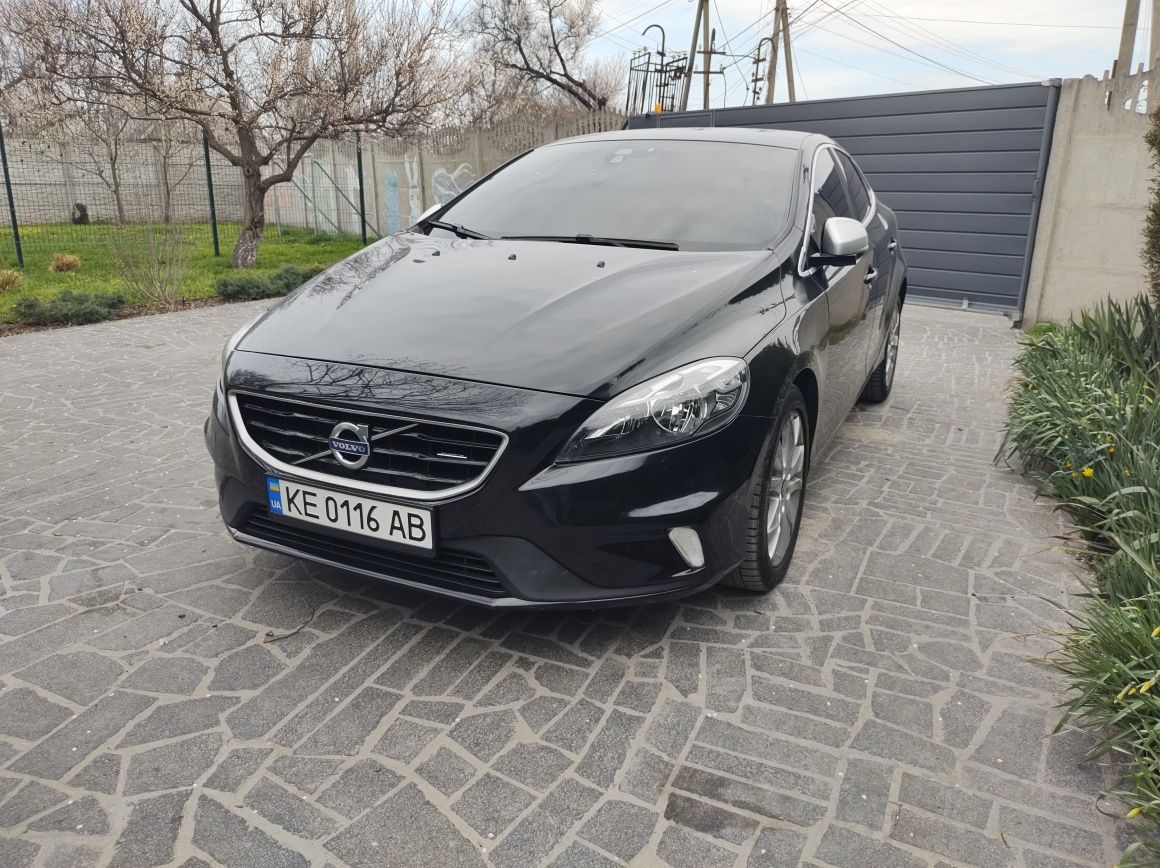 Вольво V40 R design