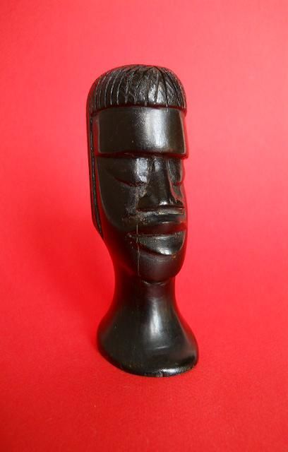 Бюст головы из черного дерева