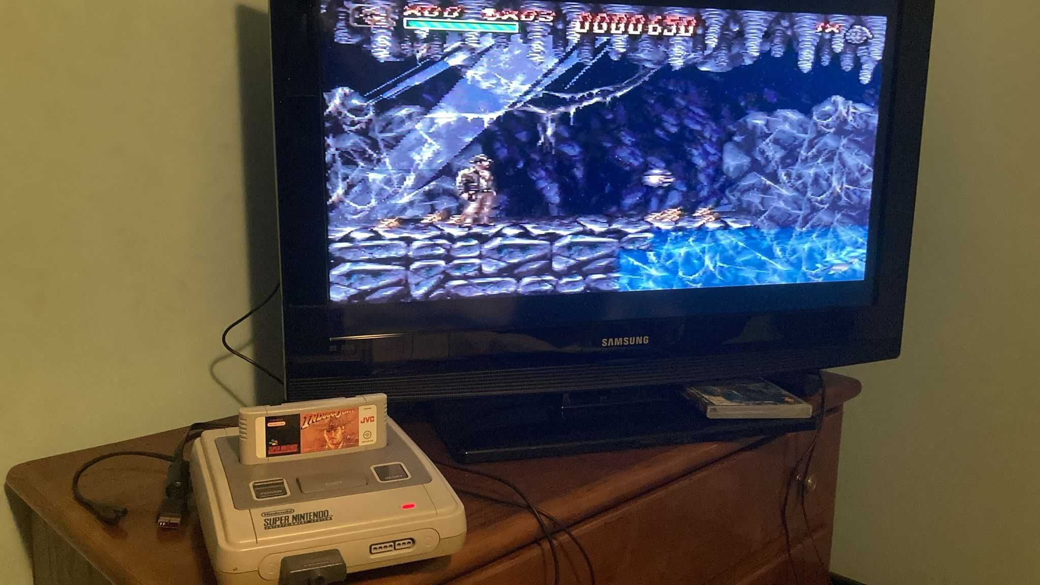 SNES (completa e 100% funcional) + 4 comandos + Jogos e acessórios