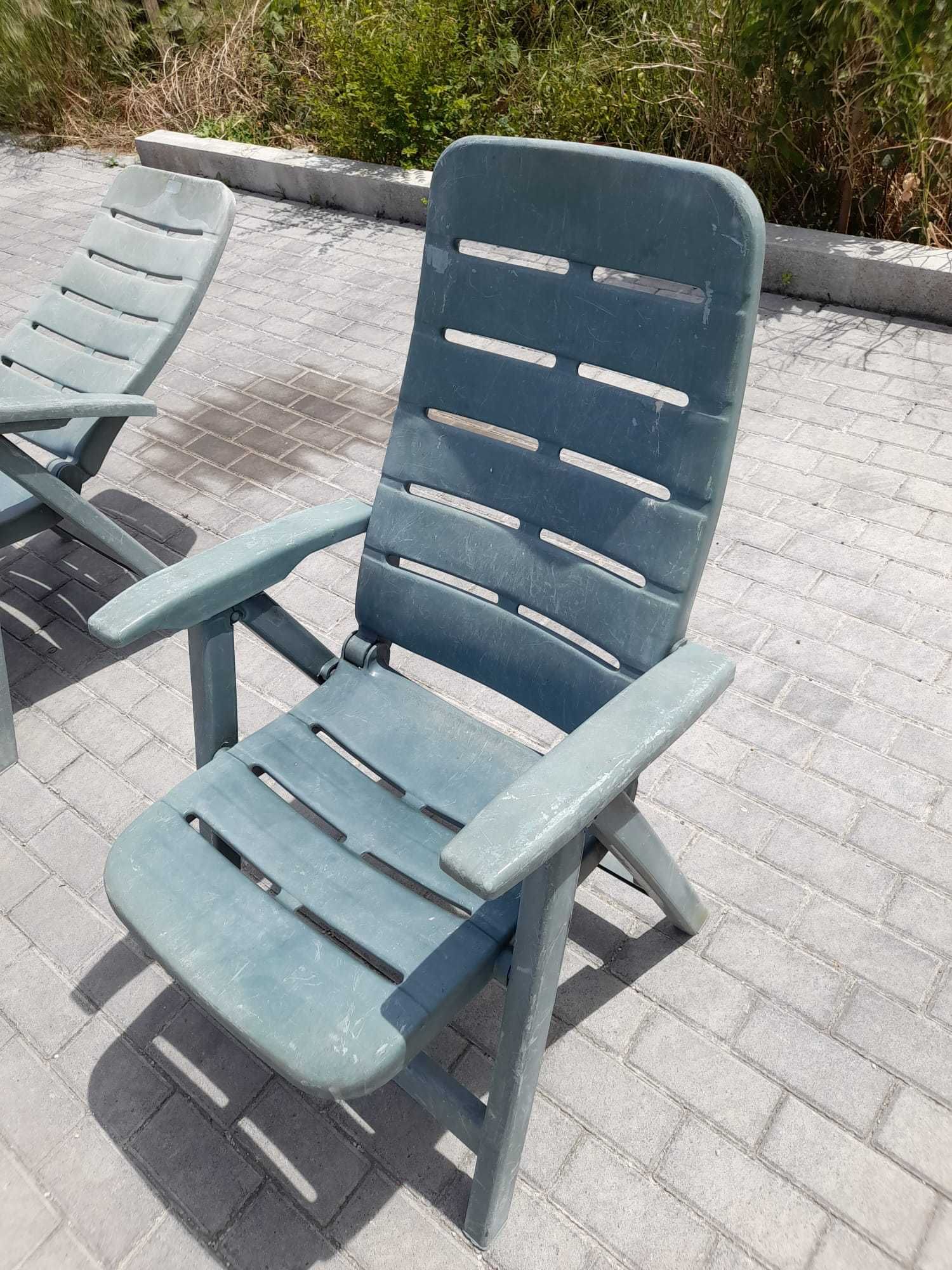 2 Cadeiras de jardim dobráveis/reclináveis + 2 colchões