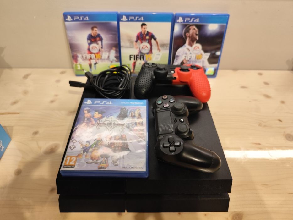 Ps4 konsola 500GB dwa pady cztery gry