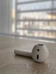 prawa słuchawka AirPods 2  Stan idealny