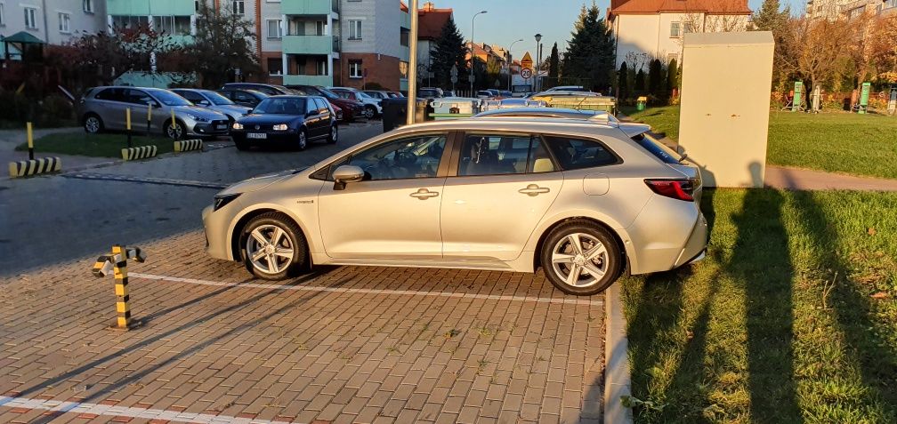 Toyota Corolla 1.8 Hybryda 2021 Salon PL 1-wszy wlaściciel.