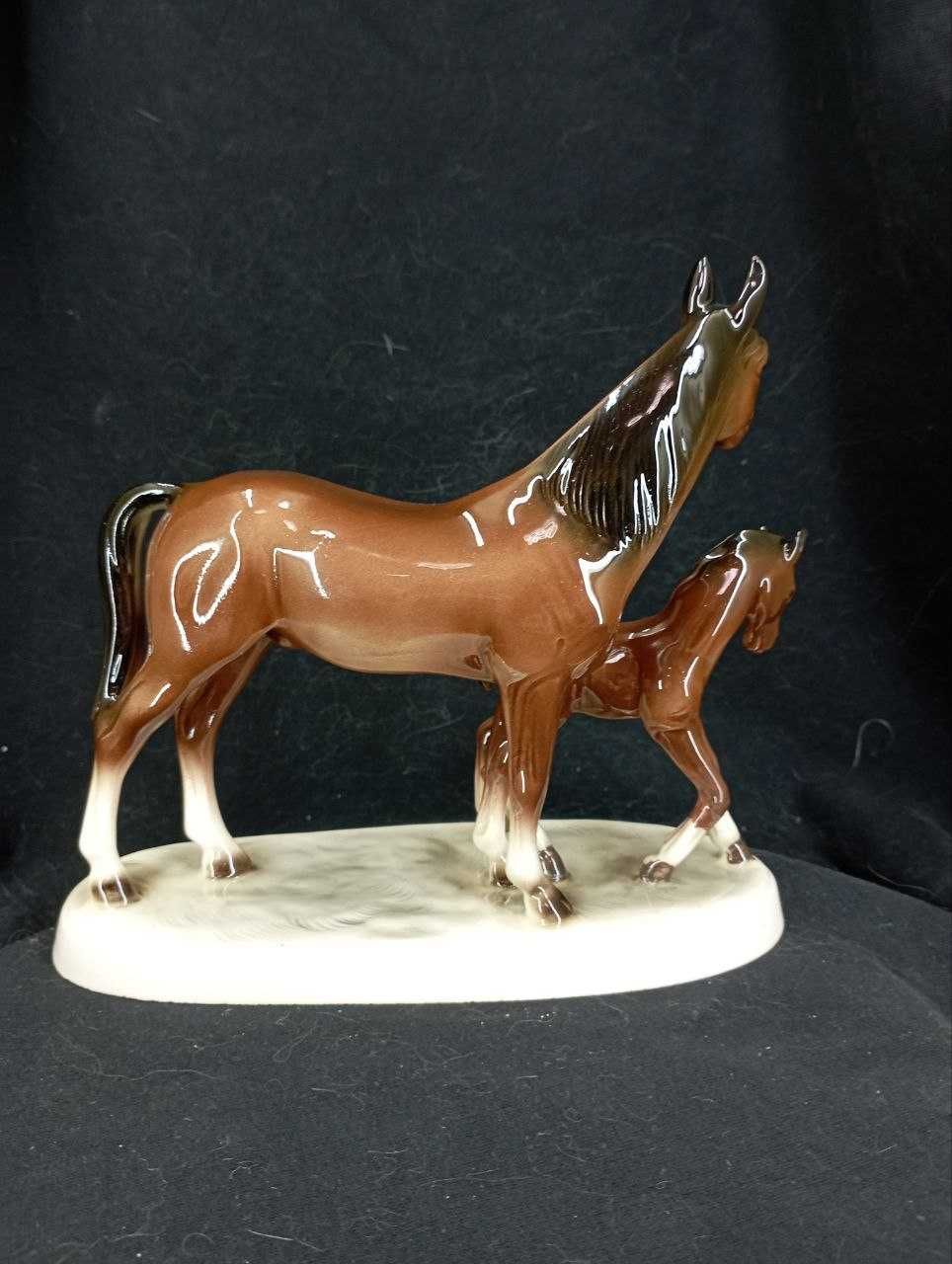 статуэтка фарфор-фаянс Лошадь с жеребцом Германия Hertwig