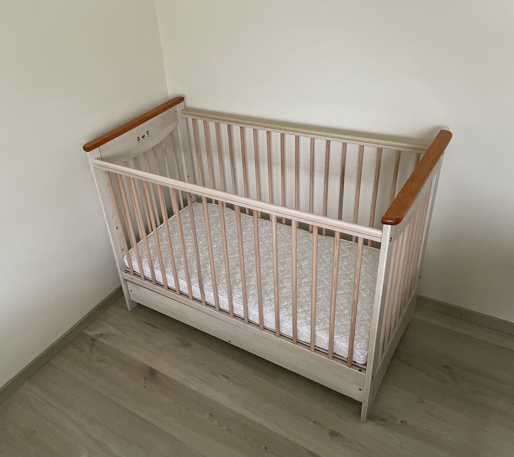 Łóżko niemowlęce Drewex z regulacją wysokości z szufladą