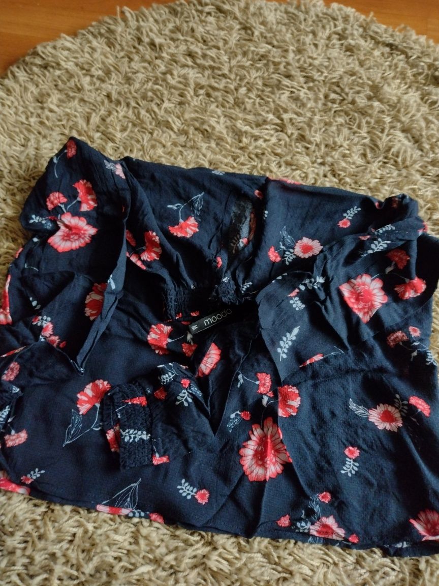 Moodo elegancka granatowa bluzka koszula z wiskozy w kwiaty ze stójką