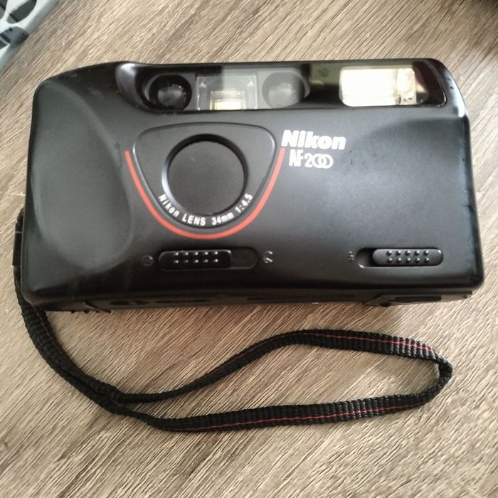 câmara compacta de filme de 35mm, a Nikon AF200,