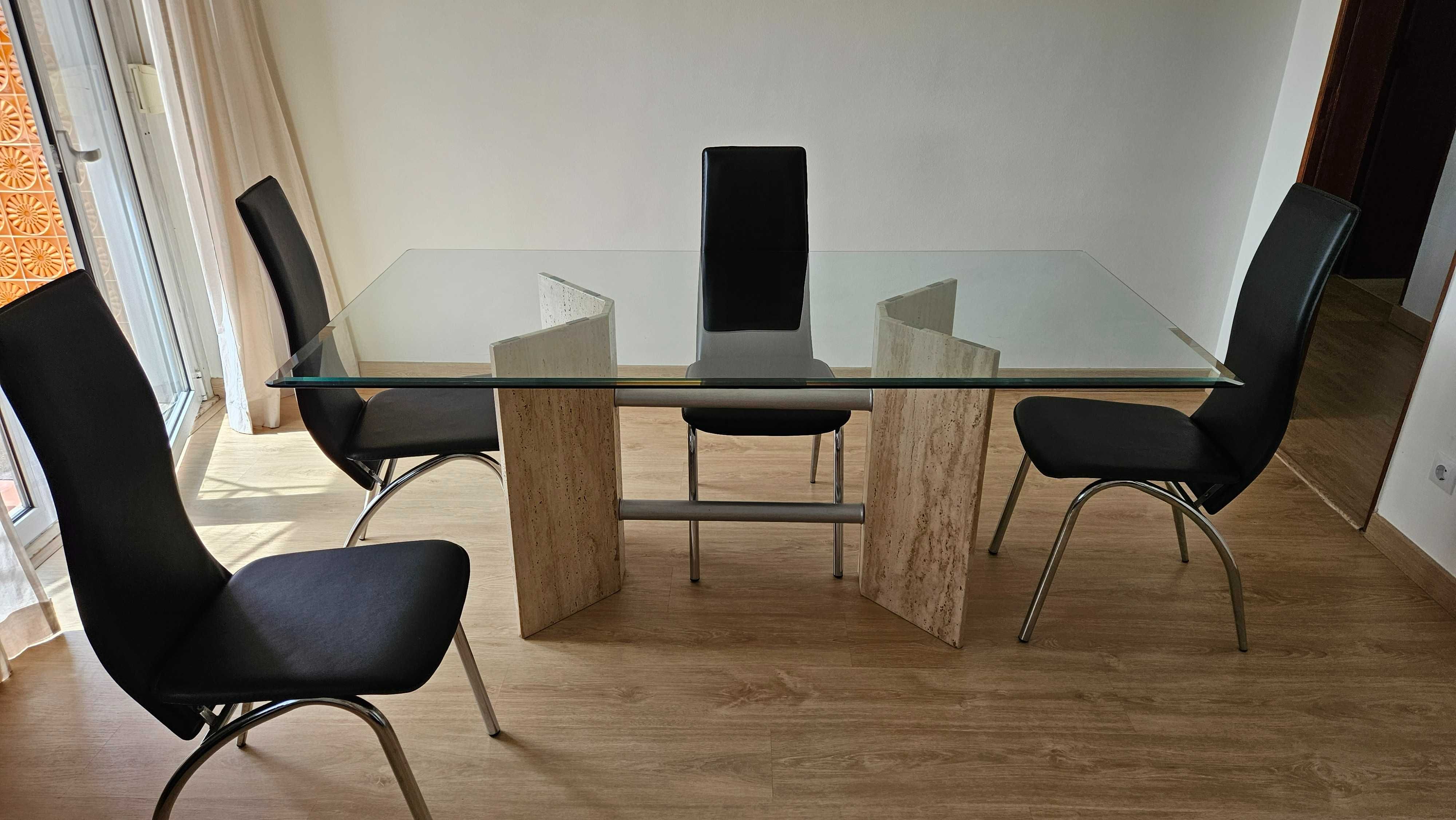 Mesa rectangular de vidro e 4 cadeiras pretas