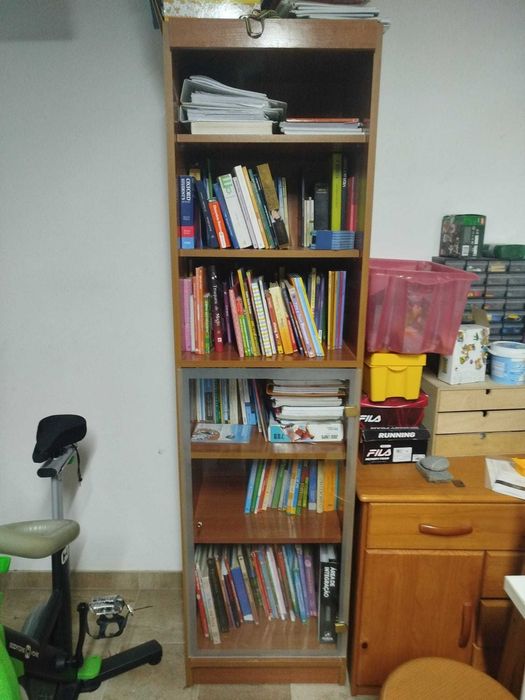 Móvel com 4 estantes