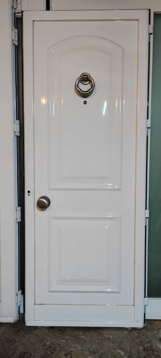 Portas externas de PVC branco, com seus batentes, em excelente estado.