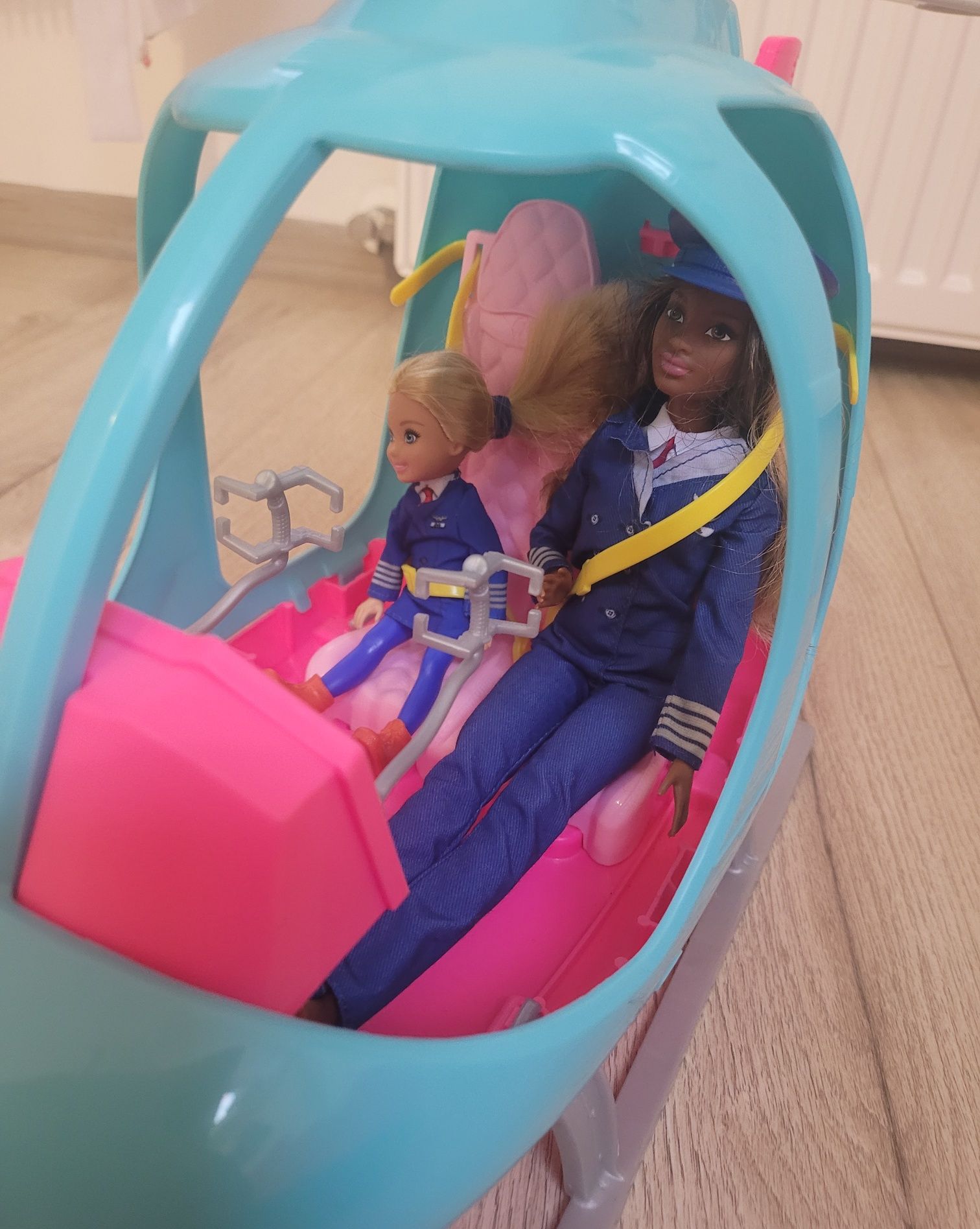 Helikopter z lalkami barbie pilotkami