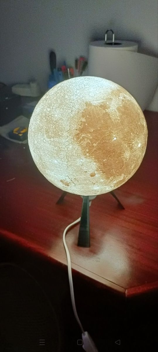 Candeeiro de mesa formato lua