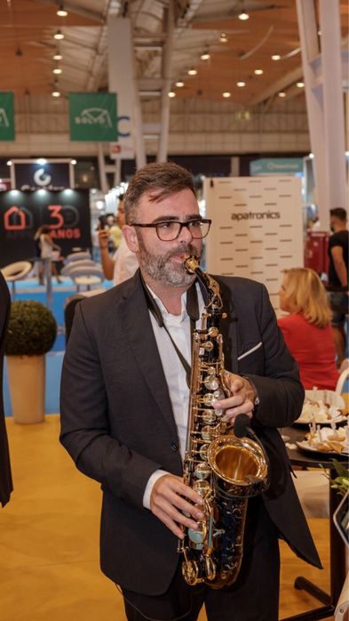 Andre Moises/ Saxofonista / Eventos /surpresa/catering/ aluguer de som
