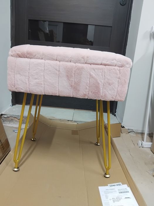 Квадратний туалетний столик рожевого кольору