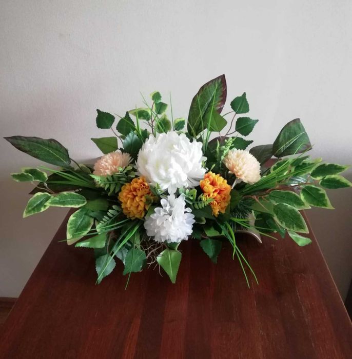 Stroik nagrobny obciążony wykonany z chryzantem