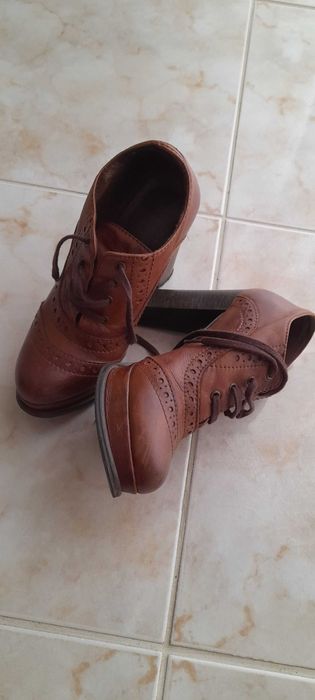 Botim tacão alto em couro