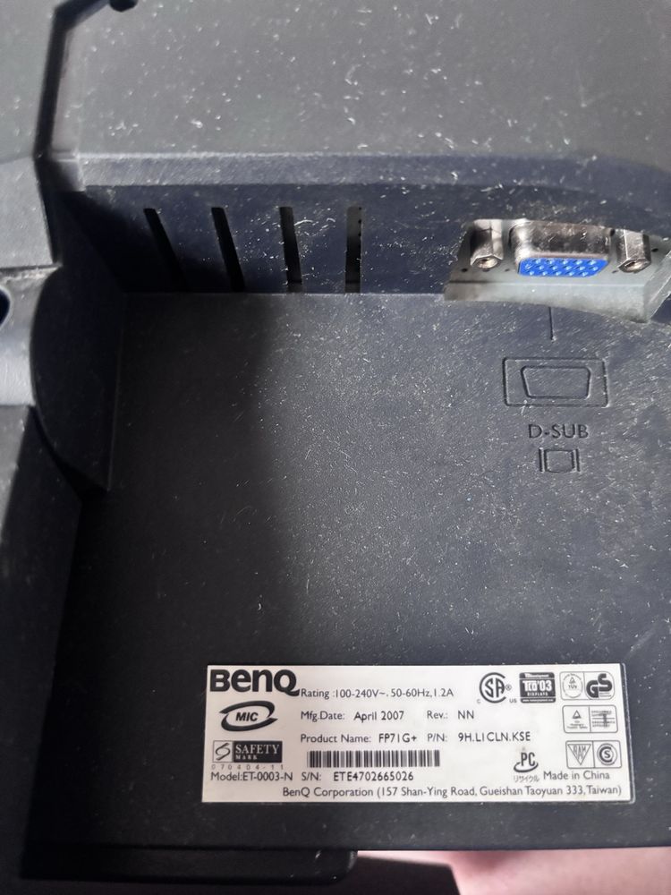 Monitor Benq z okablowaniem