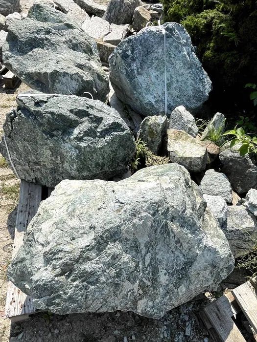 Serpentynit kamienie bryły głazy gabiony grysy ogród