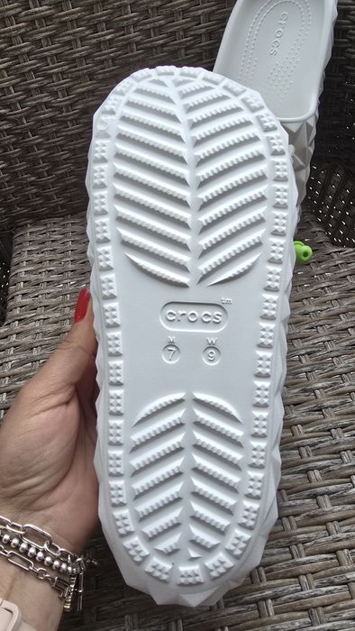 Жіночі шльопанці Crocs Classic Geometric Slide v2 209608-100