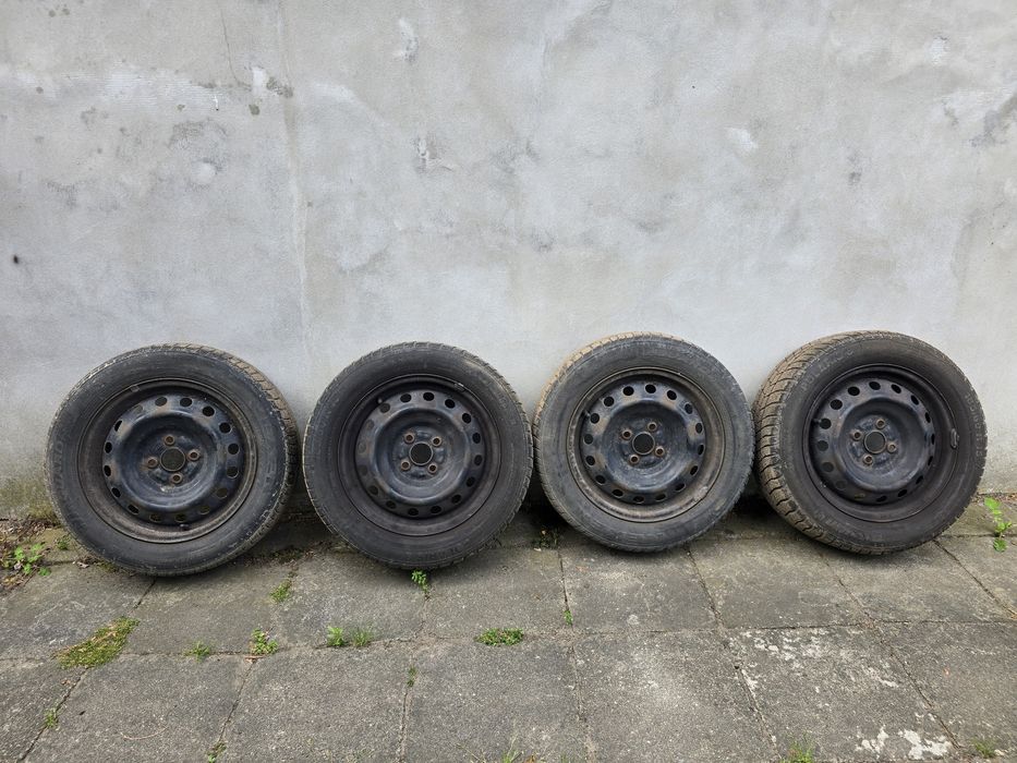 Sprzedam zimowe opony 185/65 r15 t na felgach (4 sztuki) Toyota Yaris