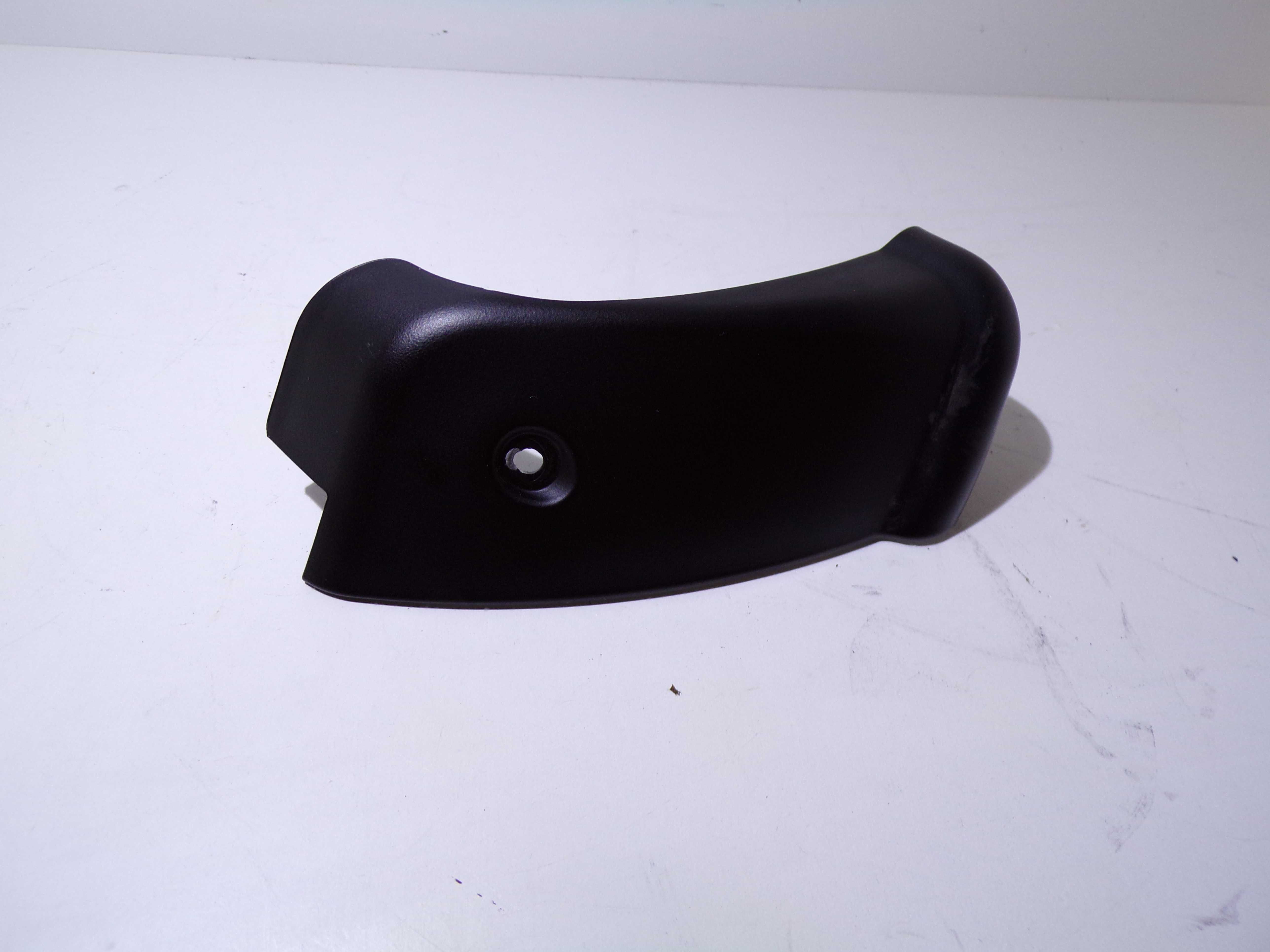 Dekiel Gniazdo USB osłona pompy ABS Vespa GTS