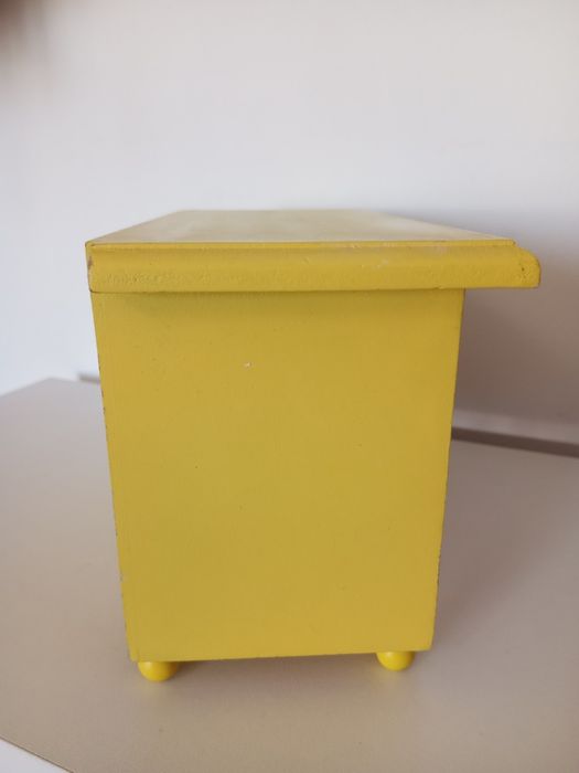Brinquedos: Cómoda de bonecas, com duas gavetas.