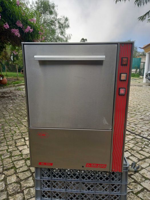 Máquina de lavar louça em excelente estado
