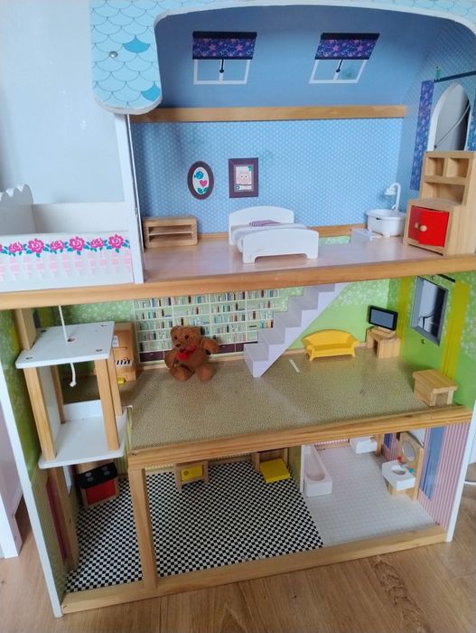 Domek drewniany z mebelkami drewnianymi i windą