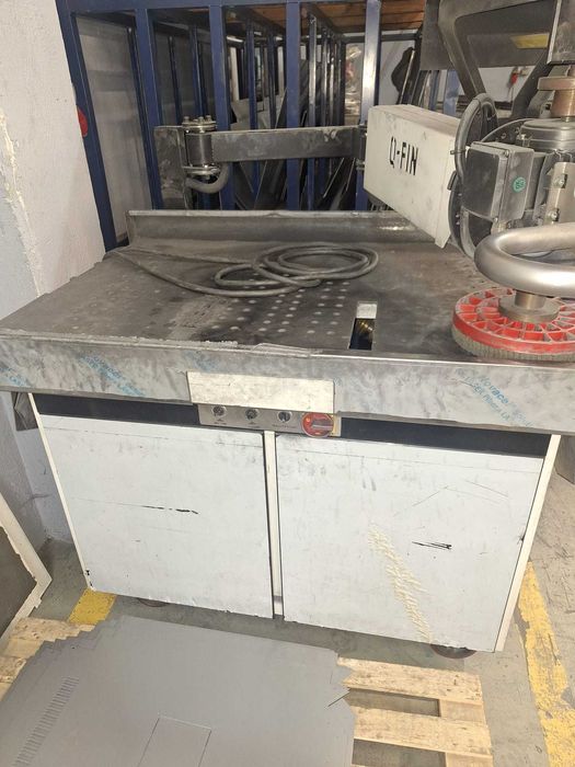 Maquina de tirar rebarba e polir