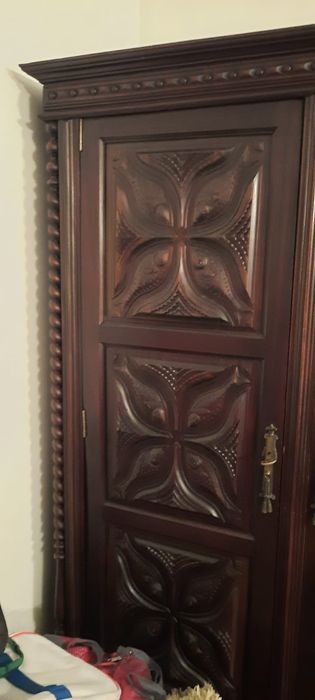 Roupeiro em madeira de mogno