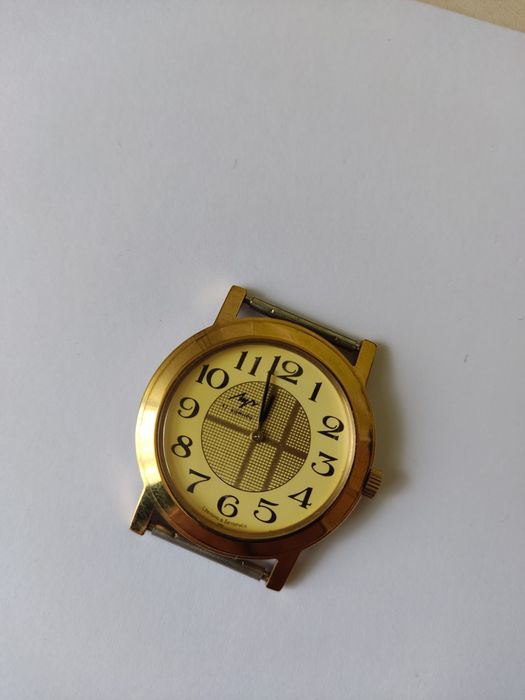 Nowy Złoty zegarek firmy Łucz . Nakręcany 17 kamieni.Elegancka koperta