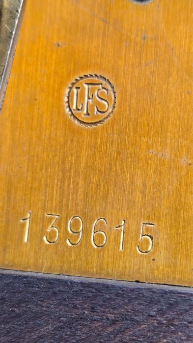 Stary zegar LFS stojący