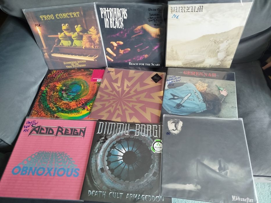 Vários discos de vinil de metal e Hard Rock