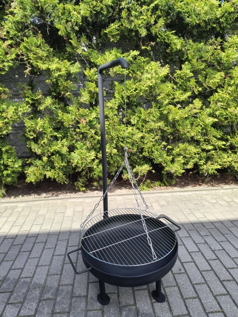 Grill z funkcją paleniska