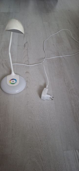 Biała lampka  na biurko led