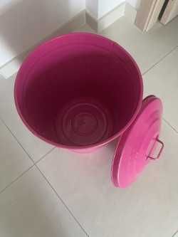 Lixeira em aço cor-de-rosa 
dimensão 40,5cmx34,5cm