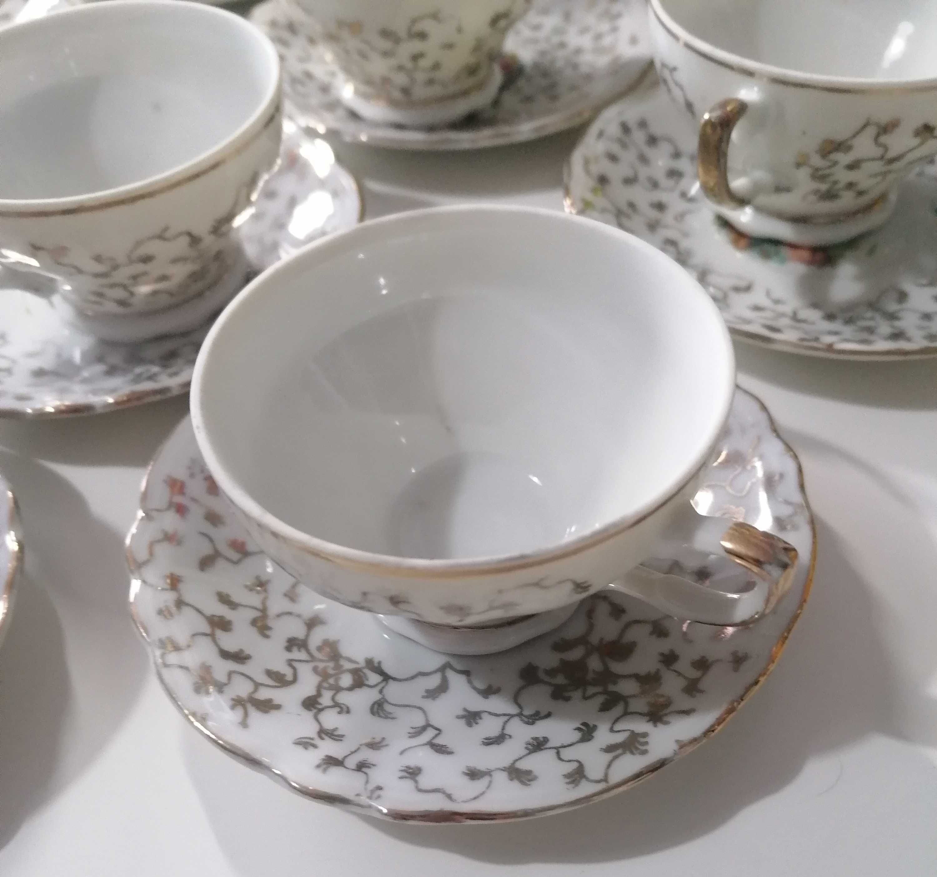 Conjunto de chá antigo em porcelana com brasão