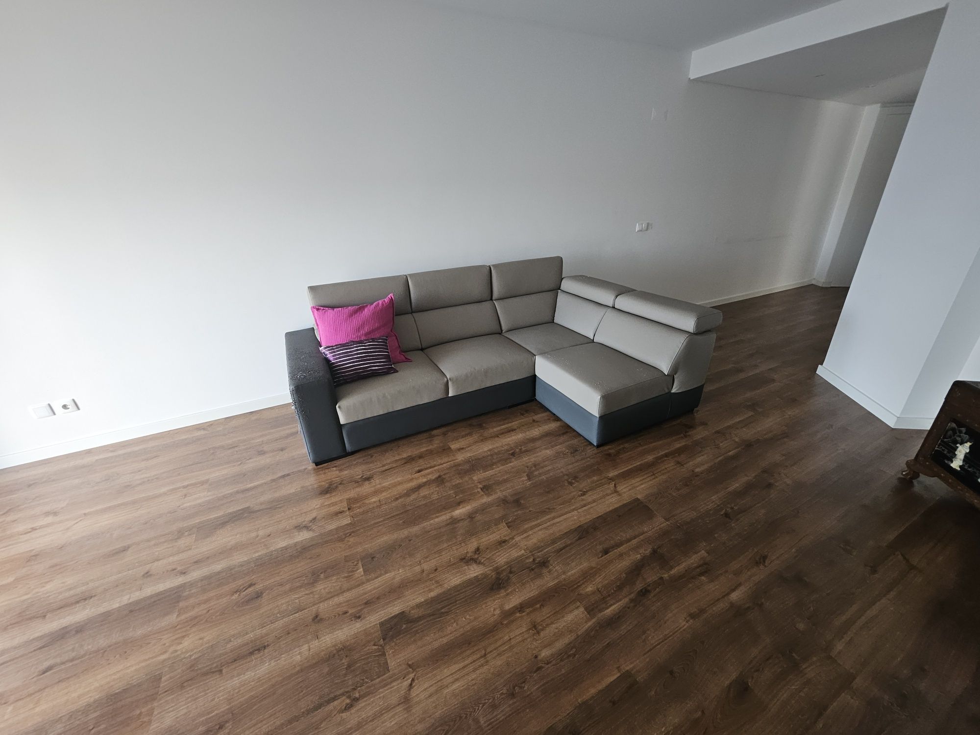 Sofa de pele castanho escuro com preto