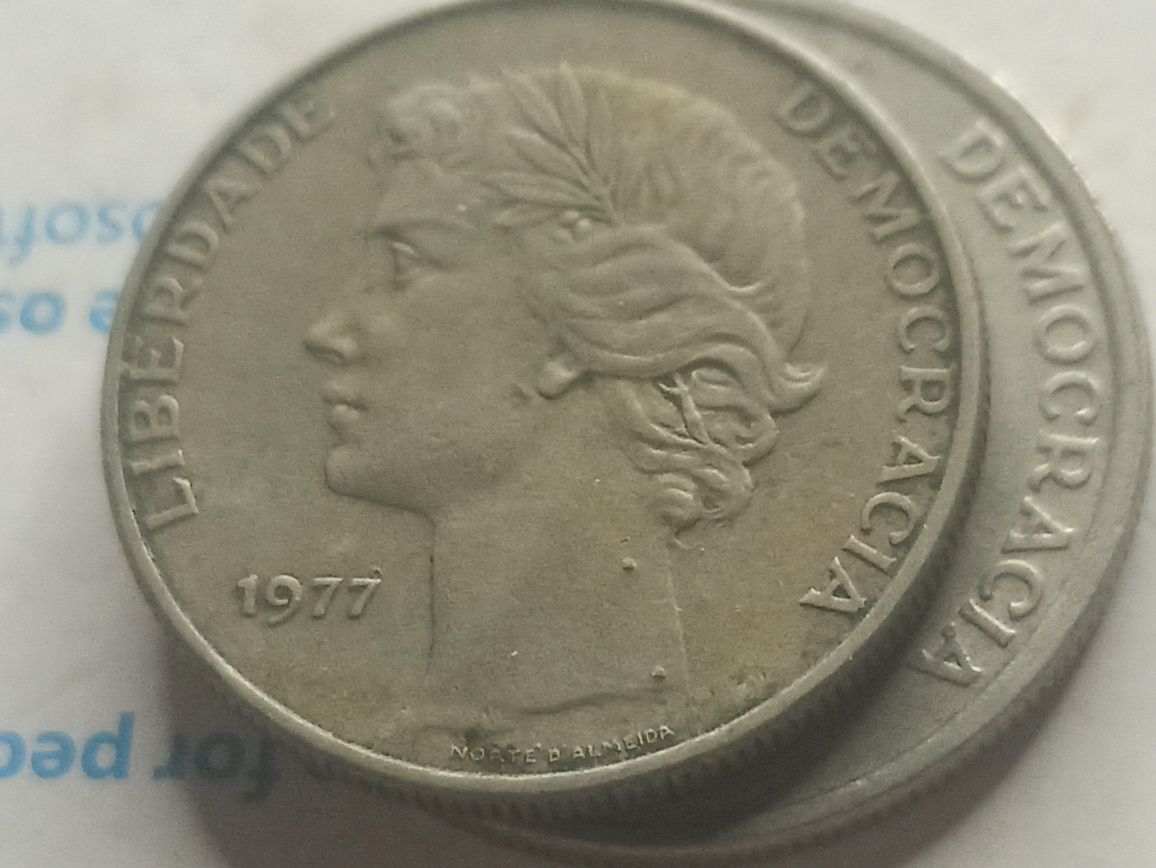 Moedas 25 escudos 1977 e 1980 uma maior que a outra