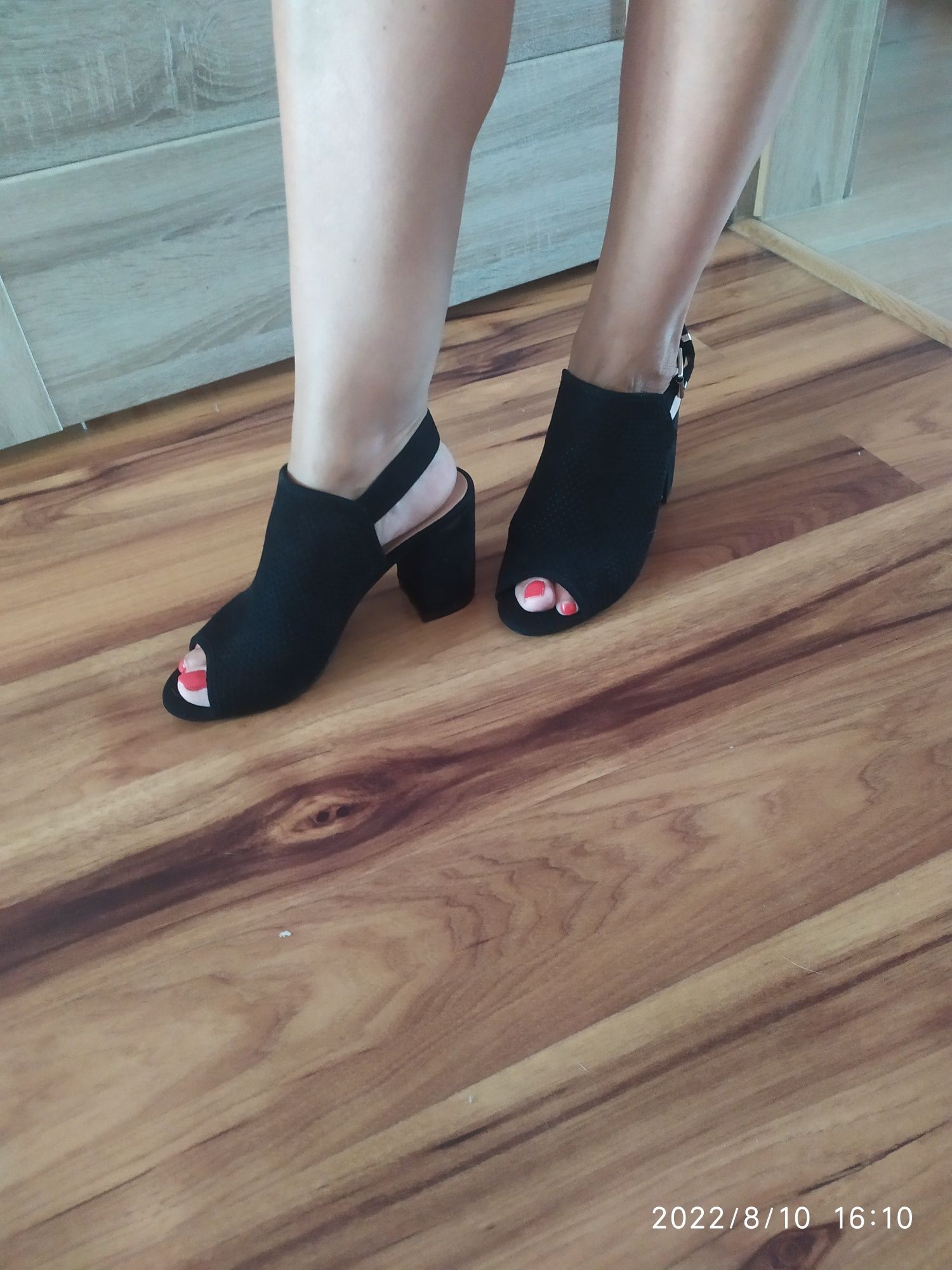 Buty botki czarne dziurkowane 36