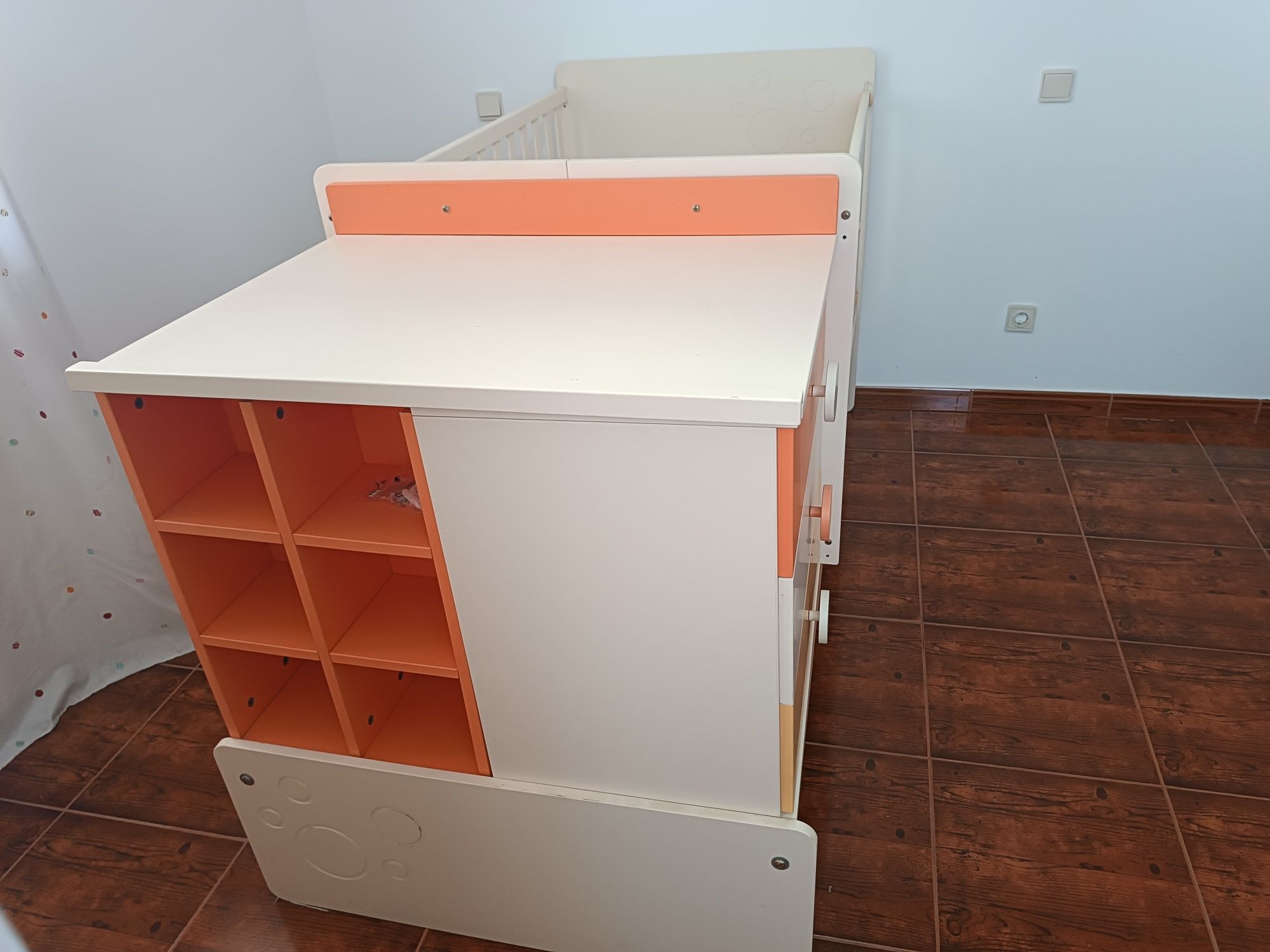 Berço de bebê convertível em cama