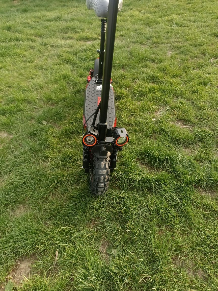 Hulajnoga elektryczna z siodełkiem.
