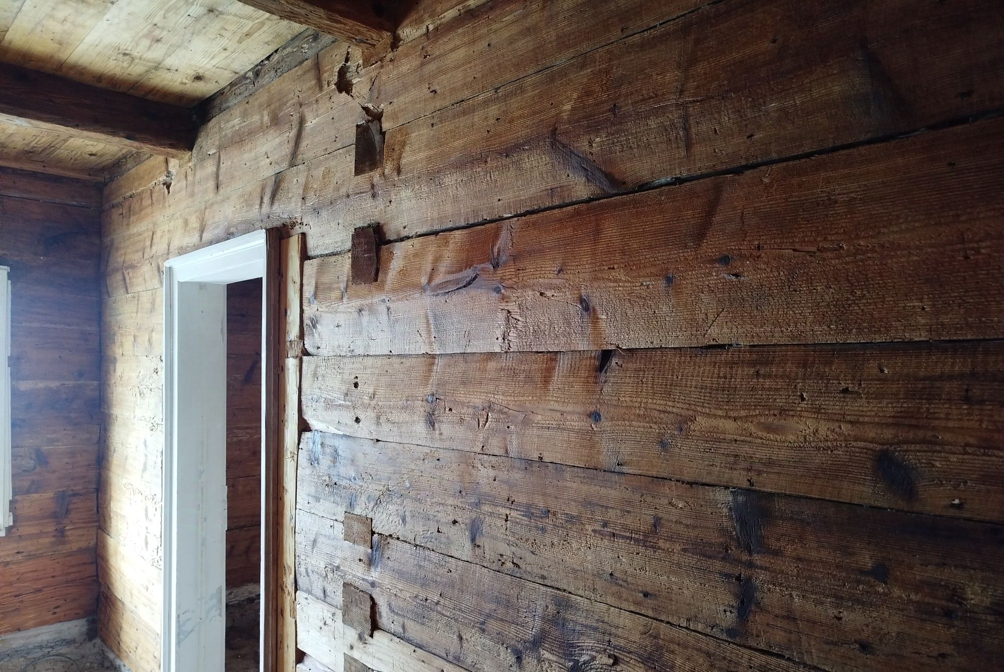 Remont domu drewnianego z bali, wymiana podwalin, fundametów tynk glin