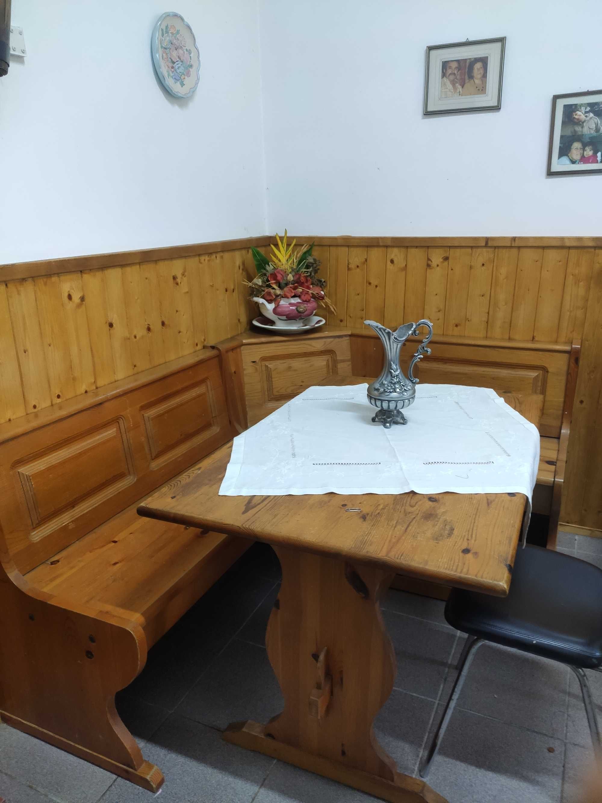 Banco de canto com mesa